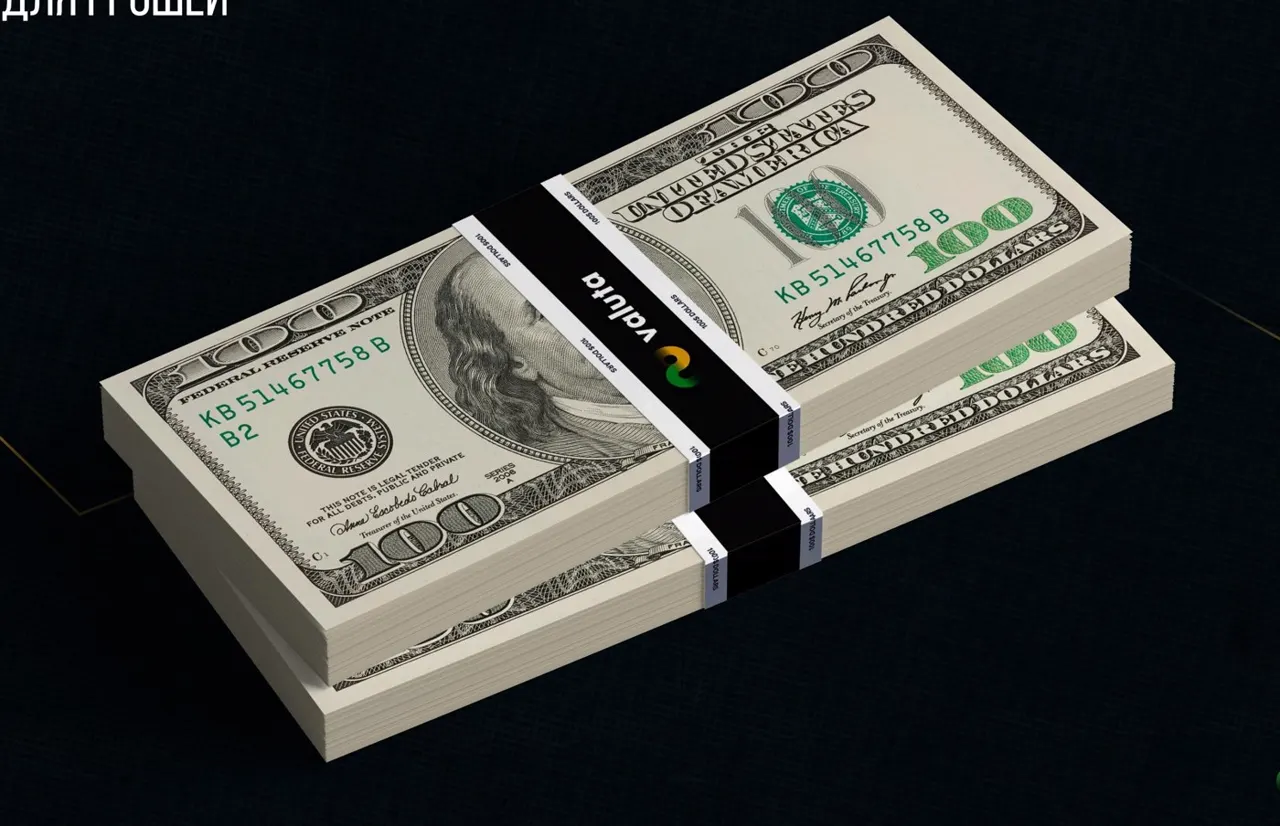 Paczka banknotów 100 USD z bandarolą Valuta